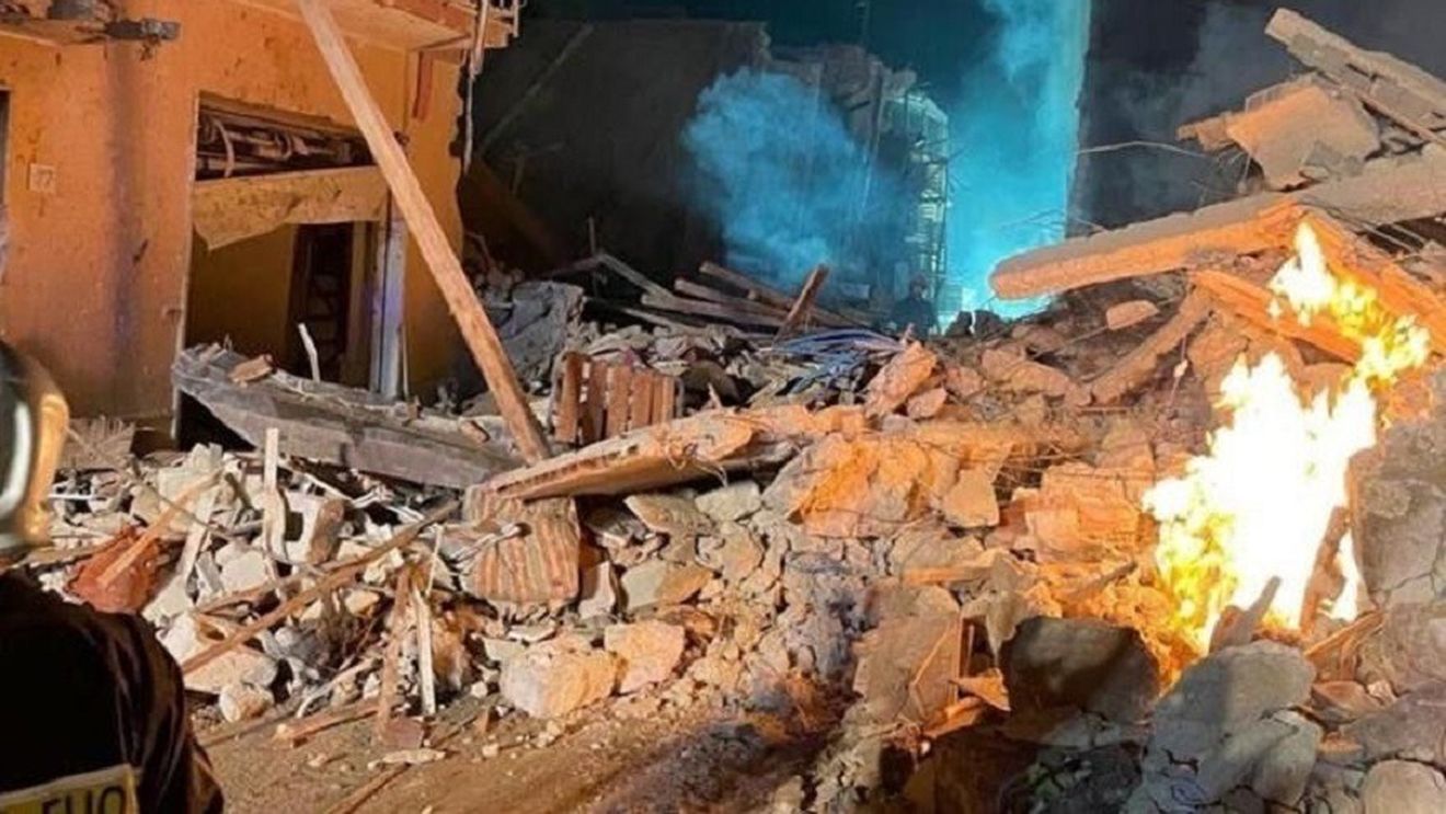 VIDEO Cel puţin un om a murit după ce o clădire s-a prăbuşit în Sicilia. Trei copii sunt căutați sub dărâmături