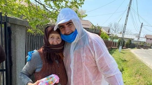 Un primar din Giurgiu s-a îmbrățișat cu zeci de bătrâni din sat după ce le-a dus ajutoare. Contactul cu bătrânii, descurajat de autorități pentru a-i proteja