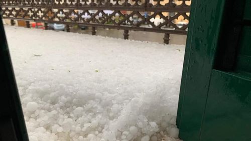 FOTO Furtună cu grindină în sudul Italiei / Străzile din regiunea Basilicata, acoperite cu un strat gros de grindină, ce amintește de iarnă 