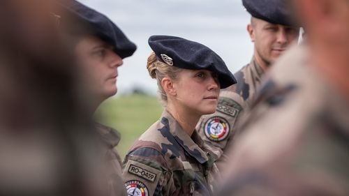 Soldaţii NATO din Franța cantonați la Cincu îi învață franceza pe liceeni din Făgăraș / ”Suntem aici nu doar pentru a aduce forţe militare”