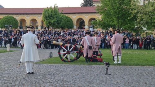 VIDEO | Primul schimb de gardă în Cetatea Alba Carolina în acest an. Reprezentație istorică și salve de tun, la deschiderea sezonului turistic