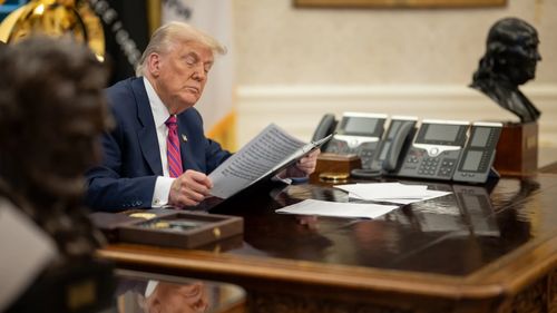 Trump denunţă un ”truc murdar”, după ce Canada retrage o campanie publicitară televizată împotriva taxelor vamale cu citate dintr-un discurs suţinut în 1987 de republicanul Reagan