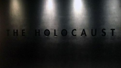 ”Dacă nu i-am omorât pe evrei nu înseamnă că i-am salvat. Poți spune, eventual, că i-am cruțat/ Un istoric își apără țara cel mai bine când spune adevărul” - istoricul Daniel Citirigă, la expoziția Institutului ”Elie Wiesel” și Freedom House despre Holocaustul din România (galerie foto)