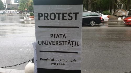 FOTO Afișe neasumate lipite în București, care anunță un protest în 2 octombrie, la ora 14.00, în Piața Universității / AUR a anunțat organizarea unui protest în centrul Capitalei, duminică