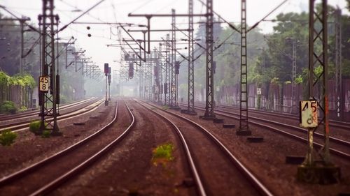 Trafic feroviar oprit pe Valea Prahovei, după ce un tren a lovit un camion. Alte trei trenuri de călători staţionează