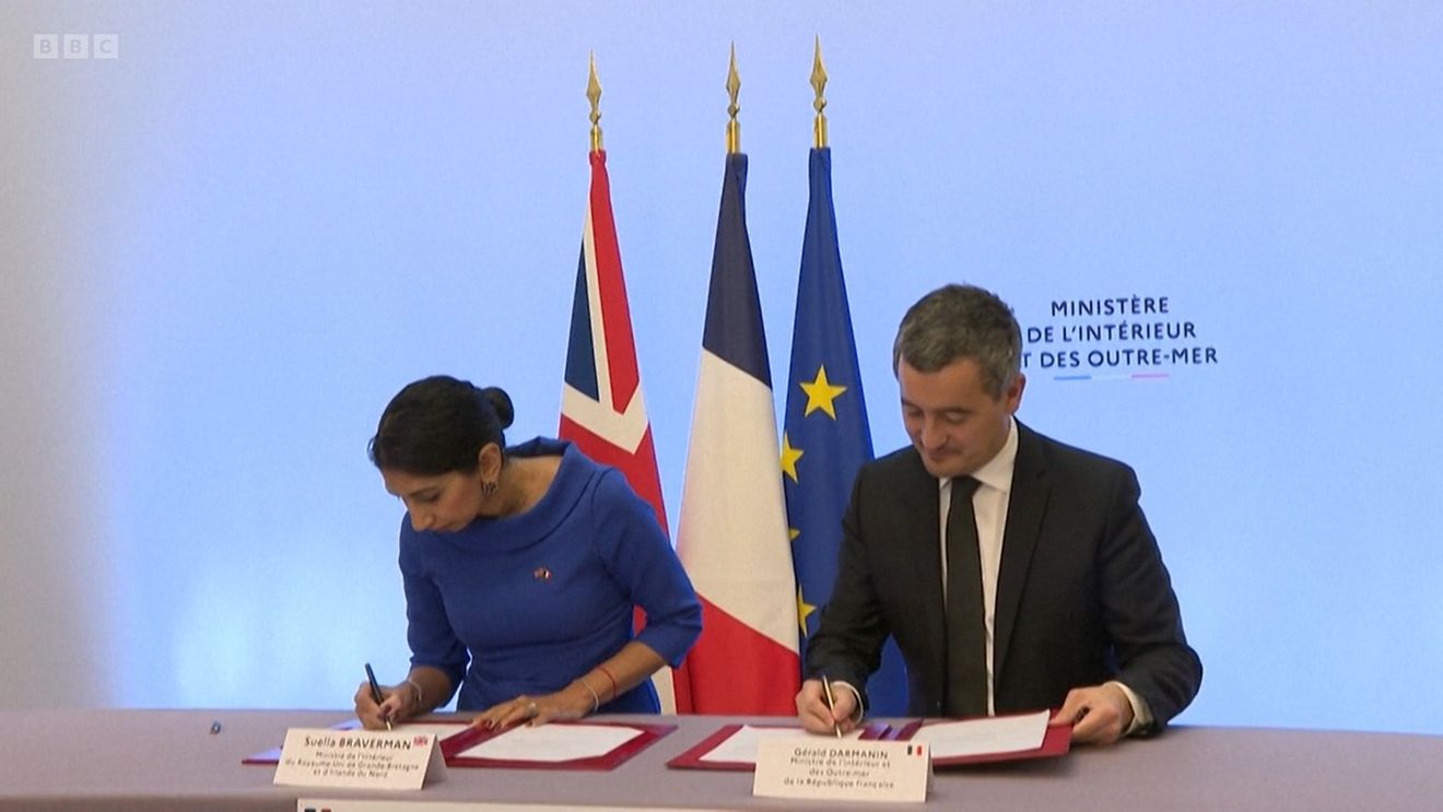 Franța și Marea Britanie semnează un nou acord pentru frânarea migrației ilegale în ambarcațiuni peste Canalul Mânecii, care a depășit 40.000 de persoane în 2022