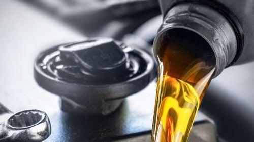 Operațiunea „Mâini unsuroase”: Parchetul European vizează o rețea criminală internațională, acuzată de o fraudă în valoare de 15 milioane de euro cu ulei de motor