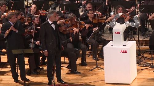 Când Andrea Bocelli a intrat în lumea științei cântând Verdi cu un dirijor robot