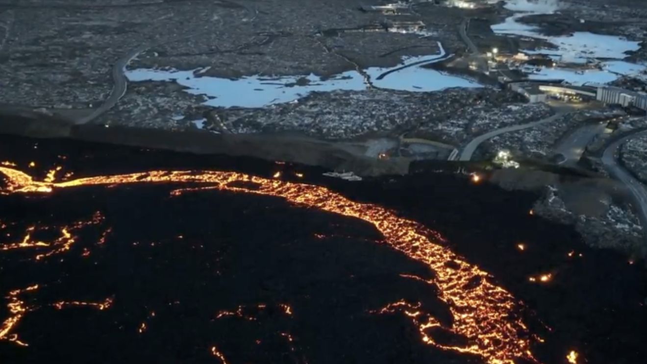 Imagini spectaculoase cu celebra Lagună Albastră din Islanda invadată de lavă vulcanică