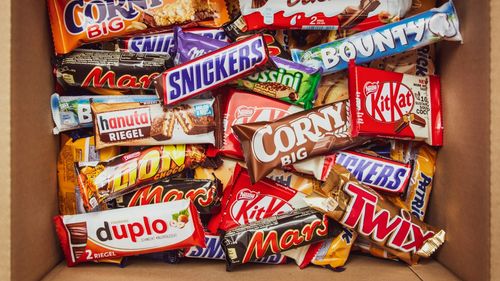 Ambalajele ”imorale” ale alimentelor nesănătoase manipulează copiii să ceară dulciuri din cauza culorilor și desenelor atractive (raport)