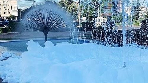 Fântânile arteziene din Ploieşti s-au umplut cu spumă după ce persoane necunoscute au turnat detergent în apă