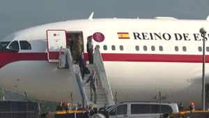Regele Spaniei a ajuns în România / A aterizat la Sibiu, iar marți merge împreună cu președintele Nicuşor Dan în poligonul de la Cincu