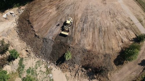 VIDEO Parcul Pantelimon, distrus parțial de Primăria Sectorului 3, care susține că îl reamenajează. Pe șantierul care a înghițit copaci, locuri de joacă și spațiul verde nu există nici un panou informativ