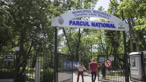 Stare de alertă: Se deschid parcurile și magazinele cu ieșire direct în stradă iar slujbele se vor relua în afara bisericilor/ Restaurantele, terasele şi mall-urile mai mari de 15.000 de metri pătraţi rămân închise