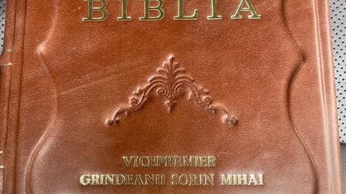 Servilism politic: Ministrul Sorin Grindeanu a primit de la Mitropolitul Moldovei, via șeful PSD Iași, o biblie cu numele său inscripționat pe copertă