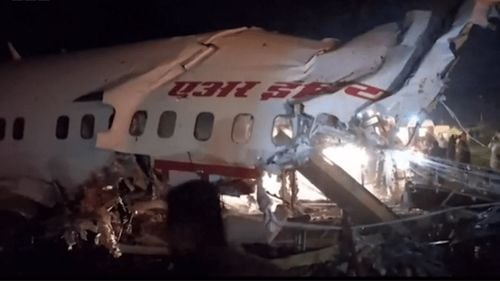 Accident dramatic în India, unde 18 persoane au murit după ce un avion a derapat de pe pistă și s-a rupt în două