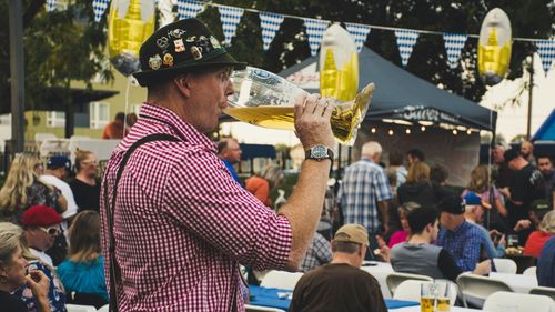 Nemții se pregătesc de Oktoberfest: Mai multă securitate, fără "iarbă", dar cu tradiţionalele halbe uriaşe