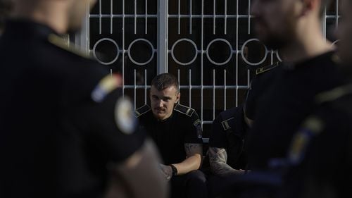 GALERIE FOTO A început protestul polițiștilor din penitenciare/ Aceștia refuză să intre la serviciu timp de patru ore și nu vor ieși cu deținuții la muncă