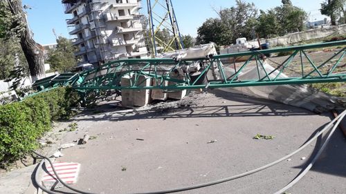 UPDATE 27 de copaci căzuți în București și Ilfov, dintre care 16 pe mașini/ O macara s-a prăbușit în fața Hotelului Doina din stațiunea Mamaia