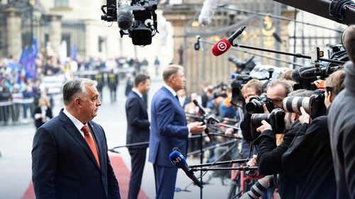 Cum văd jurnaliștii maghiari politica din România: ”Minune, de aproape un an există stabilitate politică” / ”Populaţia este nemulţumită de guvernare” / ”USR, se află tocmai în cea de-a doua etapă a destrămării sale / ”Politicienii sunt conștienți de popularitatea crescândă a lui Viktor Orbán”