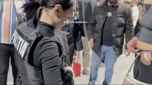 11 persoane, printre care un poliţist, arestate la Piatra Neamț pentru constituire a unui grup infracţional și trafic de droguri de mare risc