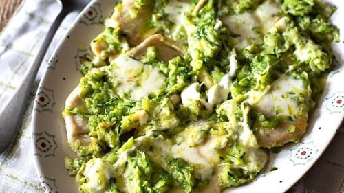 Escalop de pui cu dovlecei rași, într-o singură tigaie. O idee de cină simplu de preparat dar foarte apetisantă, care merge și la prânz