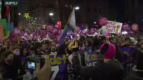 VIDEO Turcia: Poliția a folosit gaze lacrimogene pentru a dispersa sute de femei care manifestau împotriva deciziei statului de a se retrage dintr-un tratat internaţional care protejează femeile