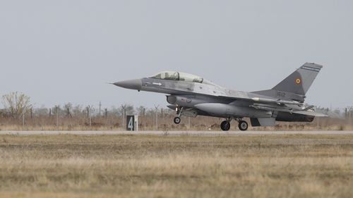O nouă aeronavă F-16 achiziţionată de România a aterizat la Câmpia Turzii