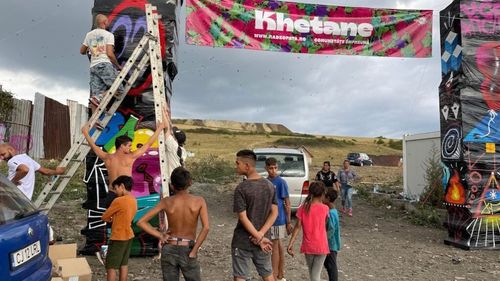 Emil Boc, invitat de romi la festivalul de la Pata Rât, să vadă cum e viața printre gunoaie: ”Și noi suntem clujeni” / „Khetane – Comunități împreună” este primul festial al comunităților marginalizate din Cluj-Napoca