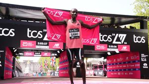 FOTO Record istoric la Maratonul de la Londra: Sabastian Sawe, primul om care coboară sub două ore într-un maraton, într-o cursă cu 59.000 de participanți și condiții meteo ideale