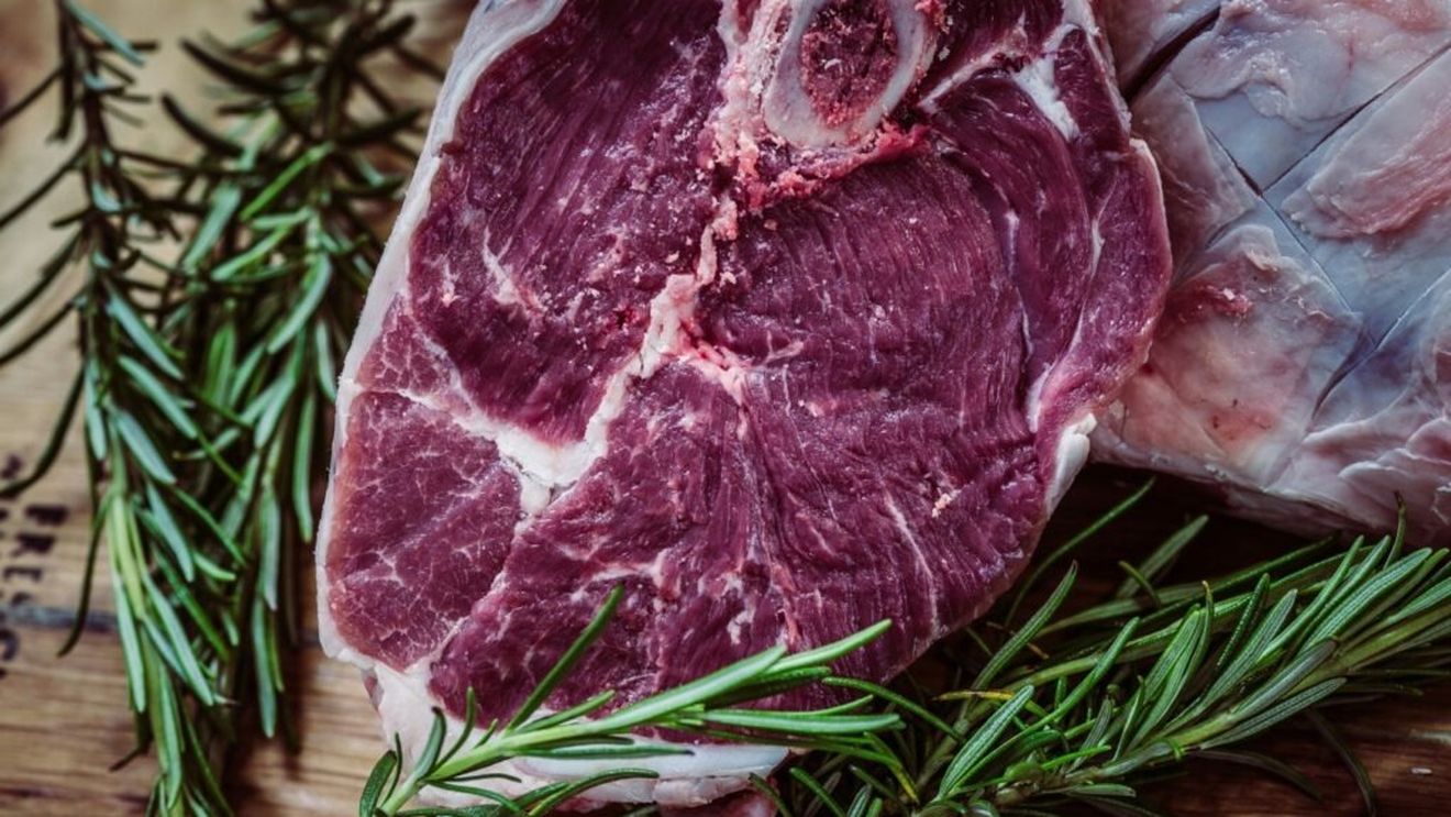 STUDIU: Consumul mediu de carne roşie ar trebui să se limiteze la 15 grame pe zi / Dieta bazată pe fructe, legume şi nuci previne milioane de decese