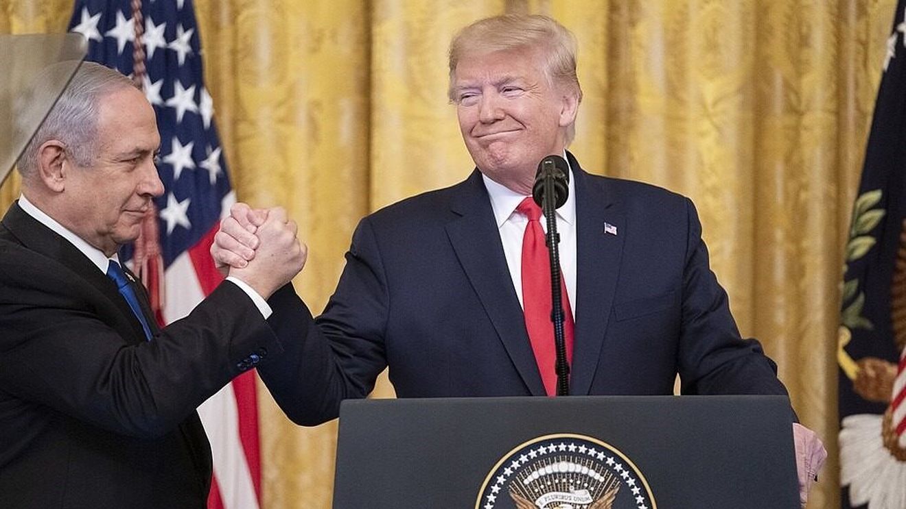 Cadoul lui Netanyahu pentru Trump: un pager de aur / Pe ecran apare mesajul "a se folosi cu două mâini”