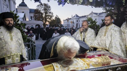 Iași: Peste 9.200 de persoane s-au închinat deja la racla cu moaștele Sfintei Cuvioase Parascheva / Din pricina aglomerației mai multe persoane s-au certat cu jandarmii care aisgurau ordinea în zona Mitropoliei