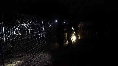 FOTO&VIDEO Polonia a arestat aproximativ 100 de migranți în cursul nopții, în timp ce încercau să treacă ilegal frontiera / Varșovia nu va accepta pacte încheiate „peste capul său” cu Lukașenko