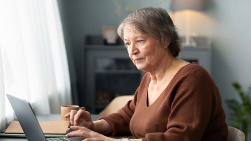 Utilizarea zilnică a internetului ar putea preveni demența, potrivit unui nou studiu