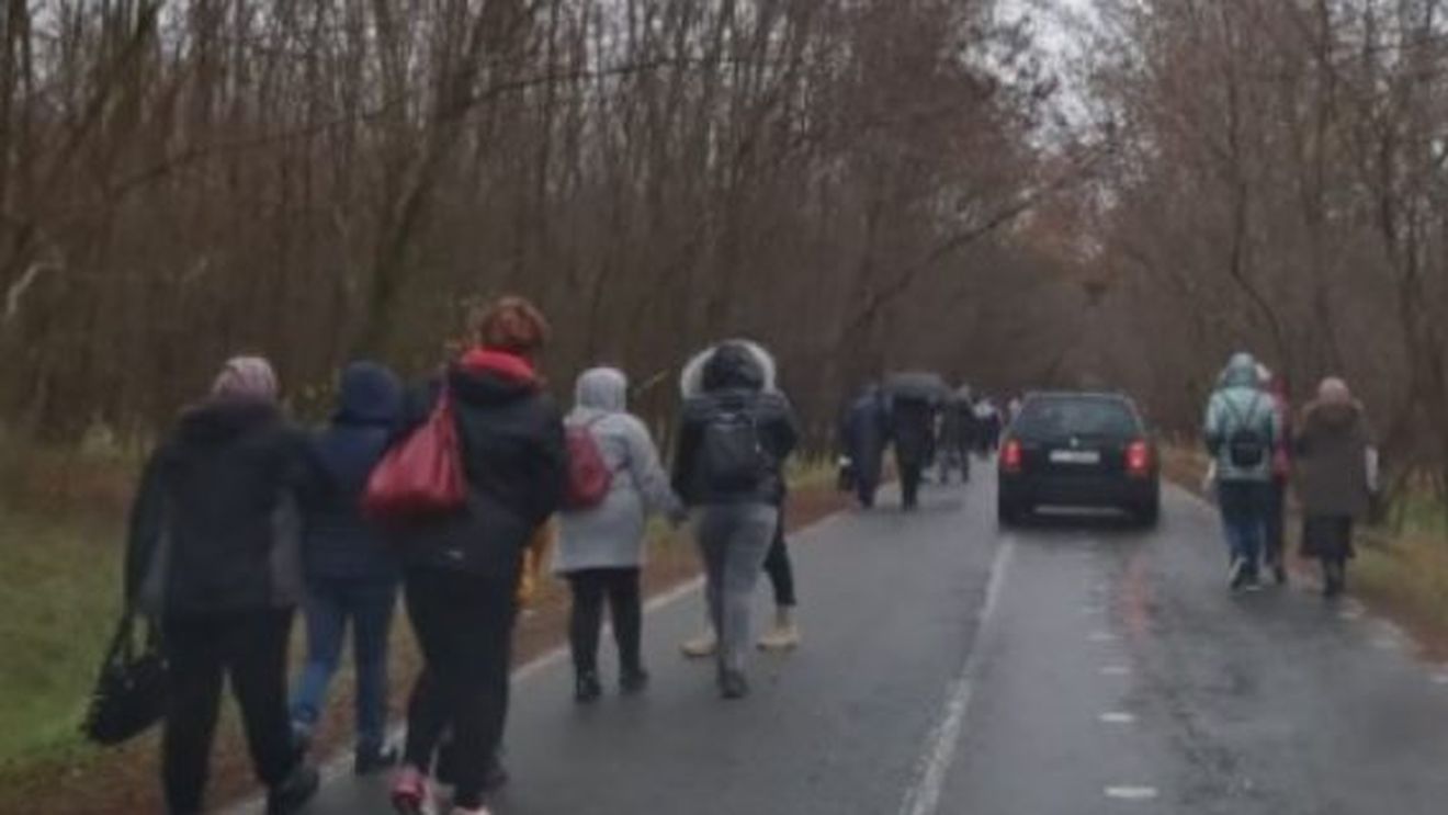 VIDEO Cozi de kilometri la Peștera Sfântului Andrei. Pelerinii au coborât din mașini și merg pe jos din cauza blocajului, în ploaie și cod portocaliu de vânt