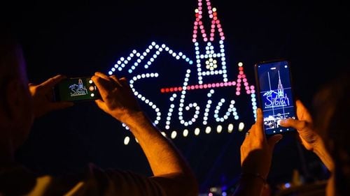 FOTO VIDEO Drone, în loc de artificii la FITS / 250 de drone au făcut spectacol pe cerul Sibiului / Spectacolul va fi reluat la finalul festivalului