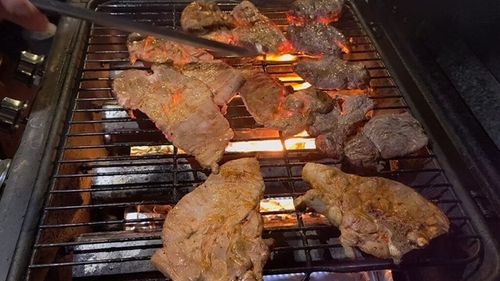 VIDEO | Cum pregătim carnea de pui, porc și vită pentru grătar: tăiere, marinare, condimente, timp de păstrare înainte de gătire