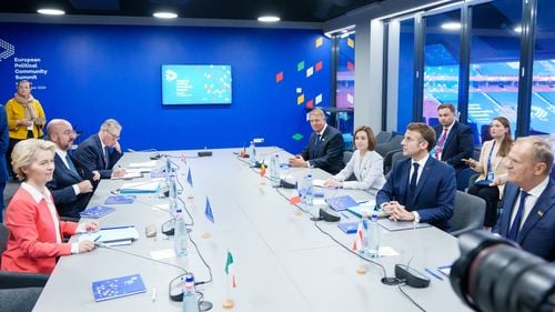 Klaus Iohannis, la Summitul Comunității Politice Europene: Am felicitat-o din nou pe Maia Sandu pentru victoria sa crucială și am reafirmat sprijinul pentru Republica Moldova