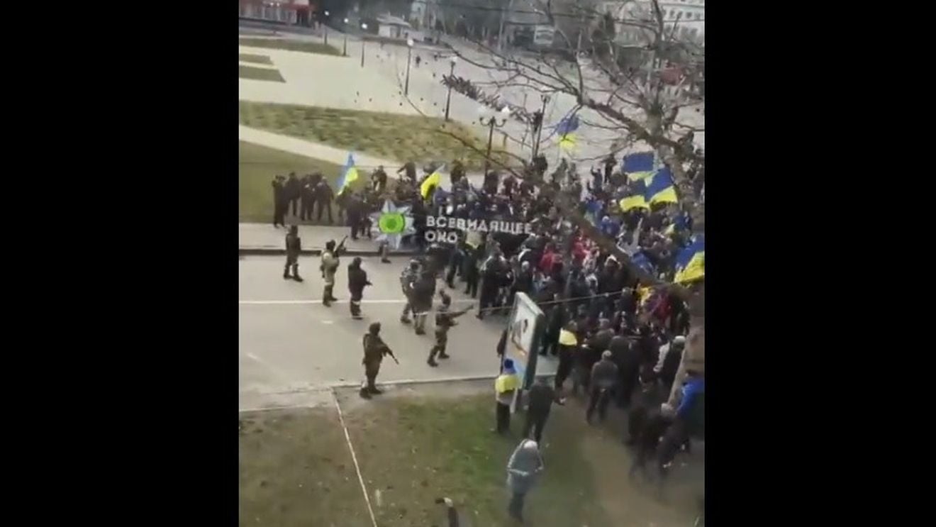 VIDEO Ucrainenii din orașele ocupate de ruși protestează cu mâinile goale în fața soldaților inamici / Noi cartiere rezidențiale distruse de bombardamentele ruse