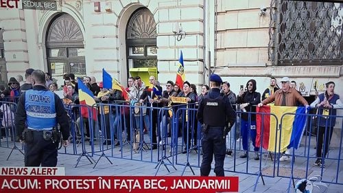 Câțiva susținători ai lui Georgescu s-au adunat în fața BEC, unde urmează să ajungă Crin Antonescu pentru a-și înscrie candidatura la președinție