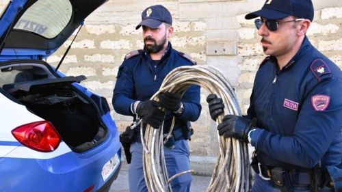 Mai multe cartiere dintr-un oraș din Sicilia, lăsate în beznă de doi români / Au furat cablurile de la iluminatul stradal / Au fost puși sub control judiciar și nu mai au voie să iasă seara și noaptea din casă