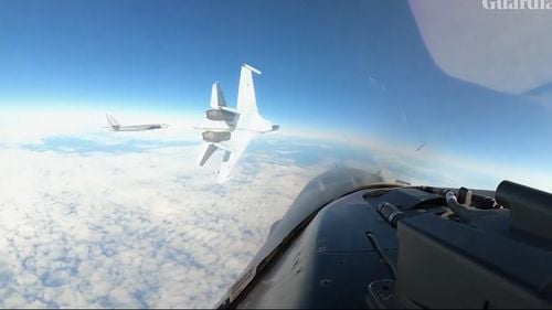 VIDEO Manevră periculoasă: Un avion de vânătoare rusesc a trecut la câțiva metri de un F-16 american în apropiere de Alaska