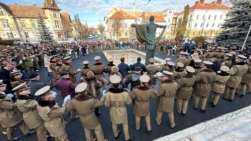 Mica Unire a fost sărbătorită în avans, la Sibiu, pentru că în 24 este zi liberă / Hora tradițională a fost făcută de studenții Academiei Forțelor Terestre