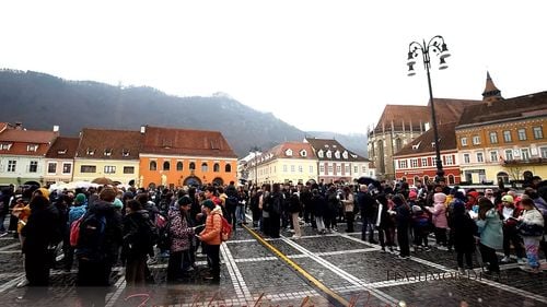 FOTO Premieră la Brașov: Flashmob poetic, de Ziua Internațională a Poeziei, în Piața Sfatului / Aproape 300 de elevi au citit poezie