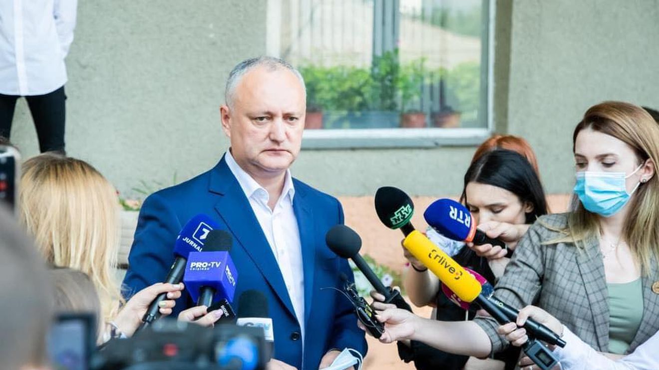 Liderul comunist Vladimir Voronin susține că oligarhul Vladimir Plahotniuc i-a transmis socialistului Igor Dodon 860.000 de euro într-o pungă / Disensiuni în ”Blocul Patriotic” cu o săptămână înainte de începerea campaniei electorale din Moldova