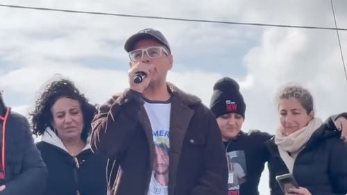 Familiile ostaticilor din Gaza transmit mesaje de la graniță, prin difuzoare gigant, în speranța că aceștia îi pot auzi și îi pot încuraja: ”Sunt eu, tatăl tău!”