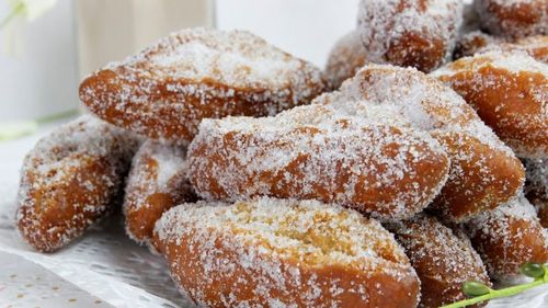 VIDEO | Huesillos (oscioare), dulcele tradițional spaniol pentru Ziua Morților/ Sunt un fel de gogoși subțiri și lungi, aromatizate cu anason, numai bune pentru Halloween