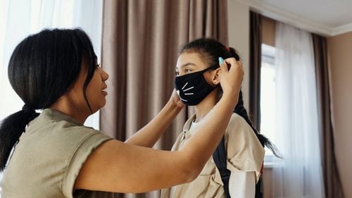 E nevoie și pentru copii de certificat verde? Vârsta de la care se va cere certificatul verde la restaurant, nunți, spectacole în România urmează să fie decisă de Guvern