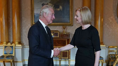 Regele Charles al III-lea s-a întâlnit cu premierul Liz Truss, căreia i-a spus că moartea mamei sale a fost momentul de care ”îi era groază”/ Joe Biden va participa la funeraliile Reginei Elisabeta a II-a/ Primul discurs al noului monarh: William a fost făcut Prinț de Wales/ Care sunt pașii până la încoronare